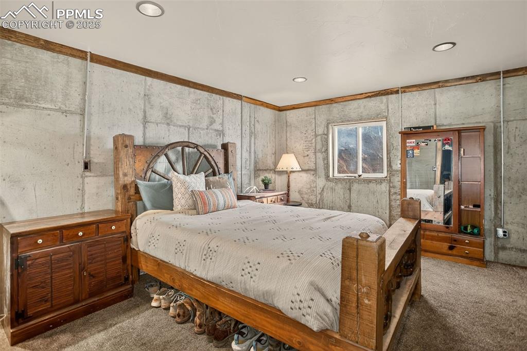 Image 39 of 50: Bedroom