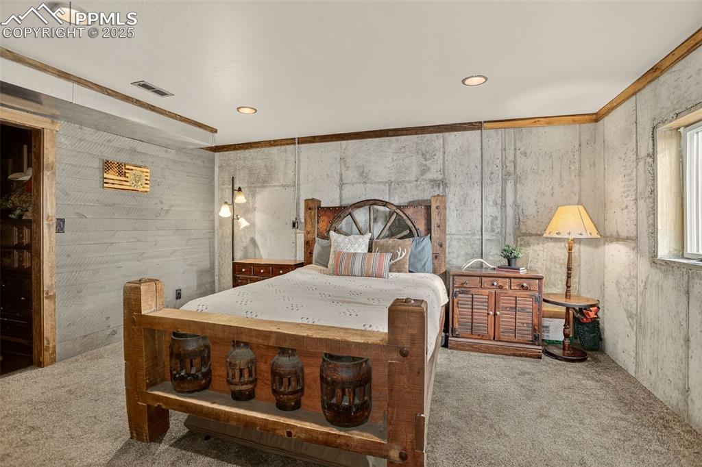 Image 40 of 50: Bedroom