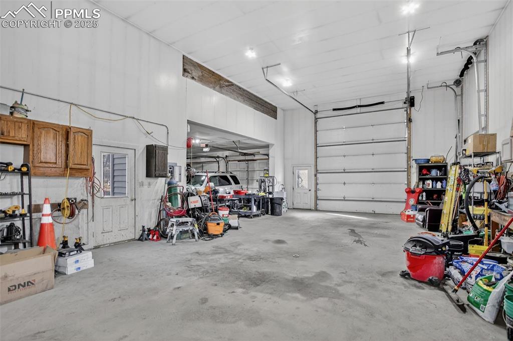 Image 43 of 50: Garage