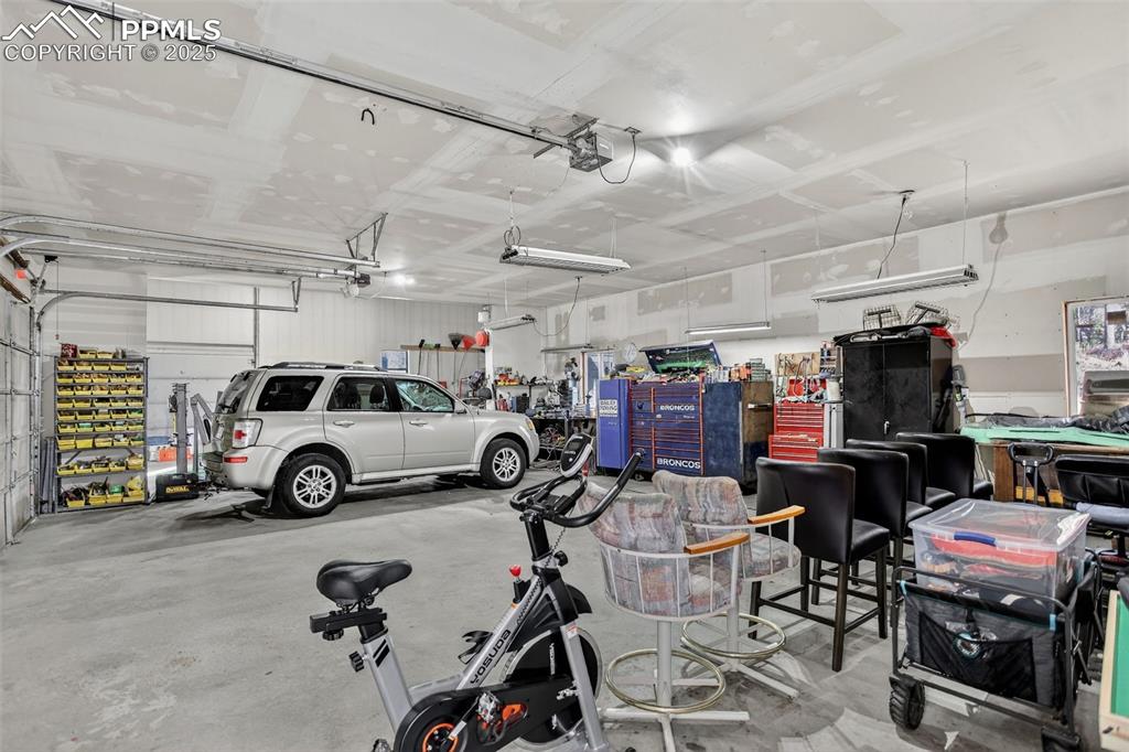 Image 44 of 50: Garage