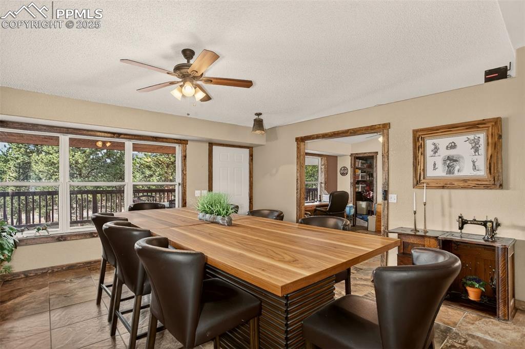 Image 5 of 50: Dining Area