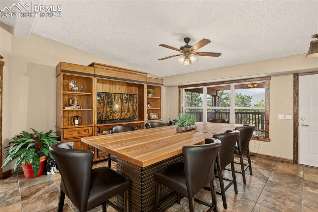 Image 6 of 50: Dining Area