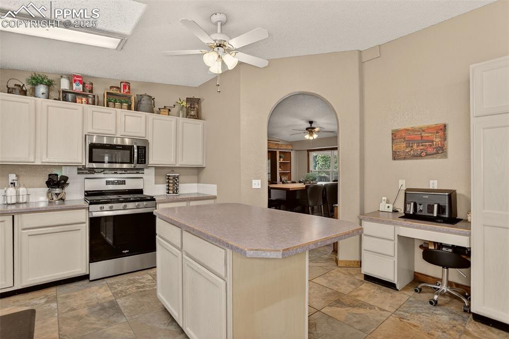 Image 7 of 50: Kitchen