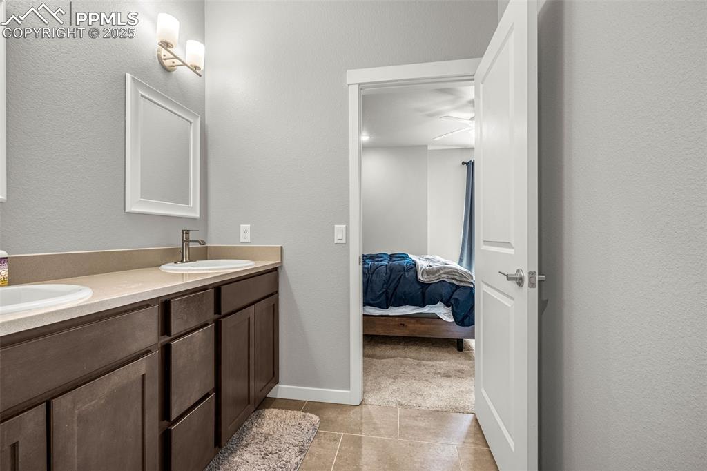 Image 16 of 33: Bathroom