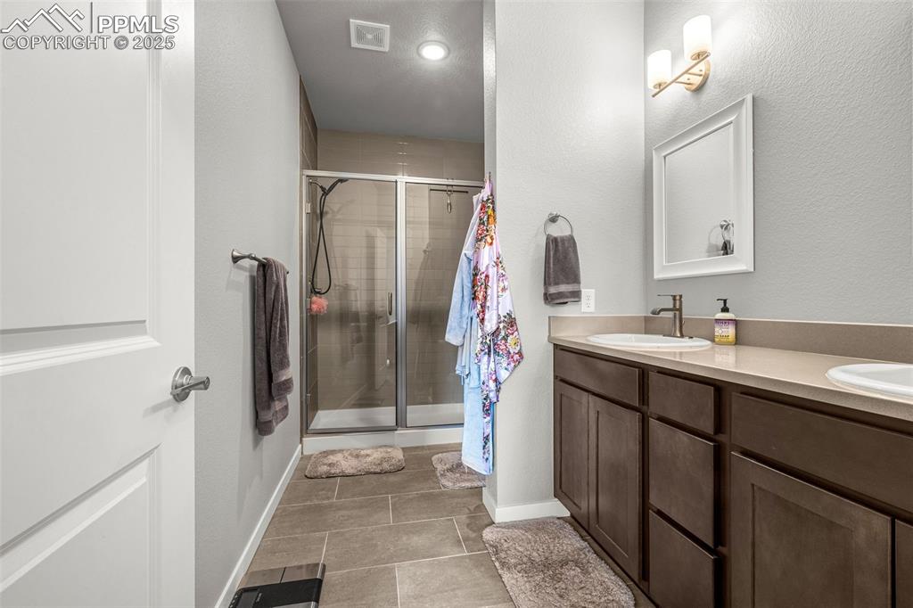Image 17 of 33: Bathroom