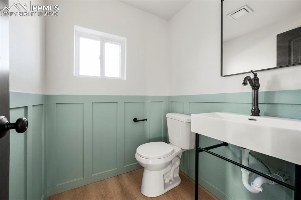 Image 19 of 50: Bathroom