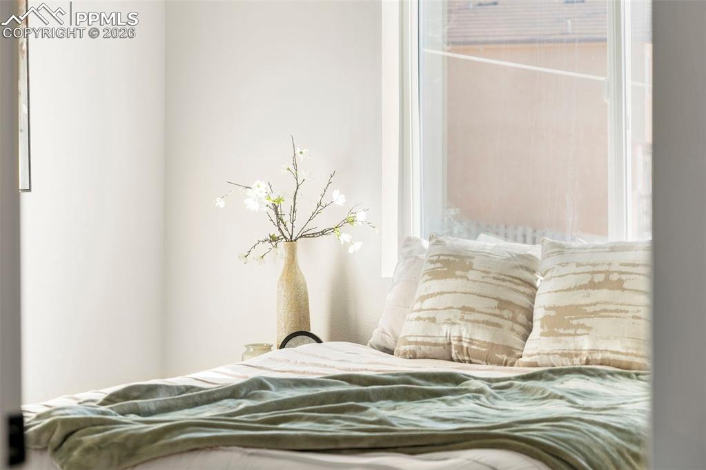 Image 33 of 50: Bedroom