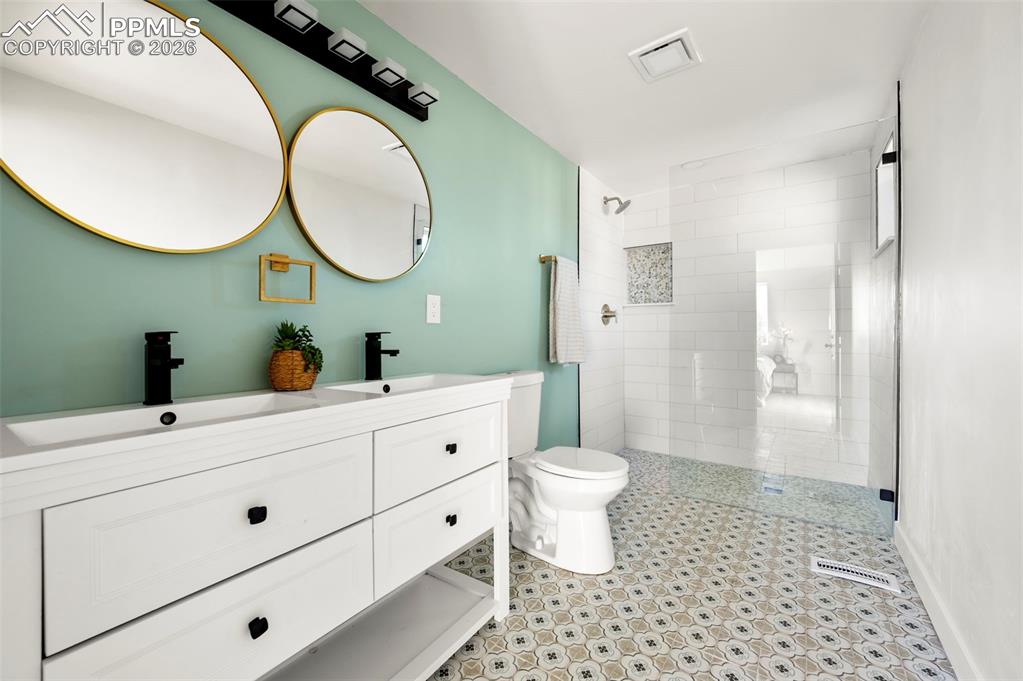 Image 34 of 50: Bathroom