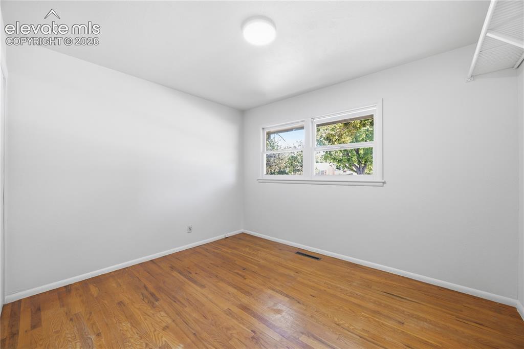 Image 18 of 30: Bedroom
