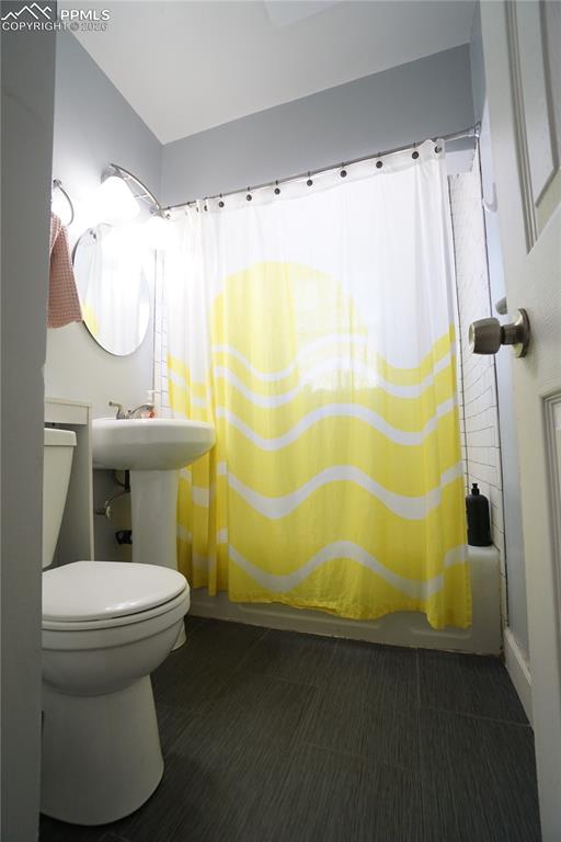 Image 14 of 40: Bathroom