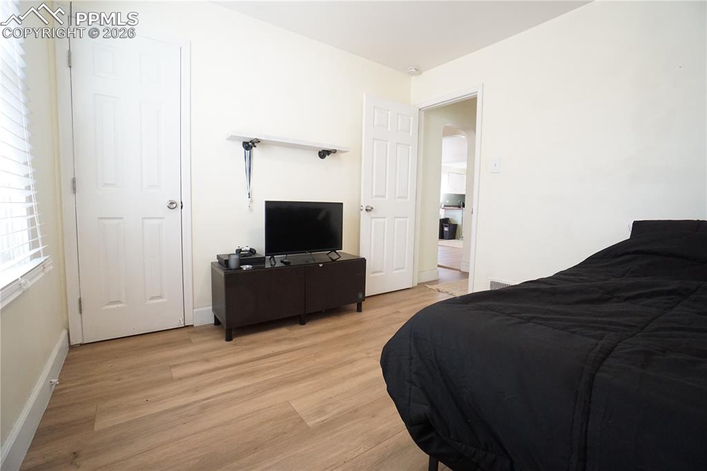 Image 15 of 40: Bedroom