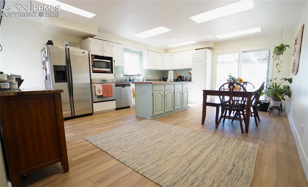 Image 16 of 40: Kitchen