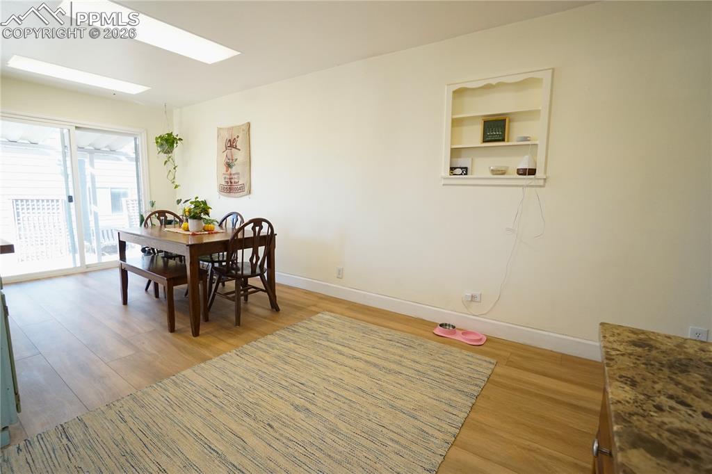 Image 18 of 40: Dining Area