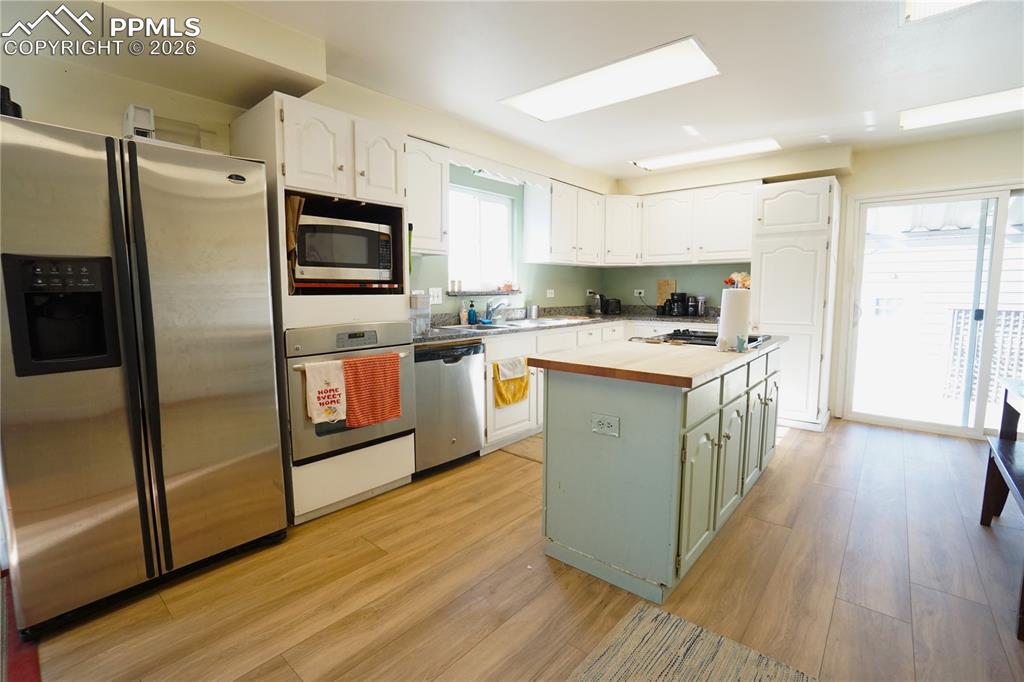 Image 19 of 40: Kitchen