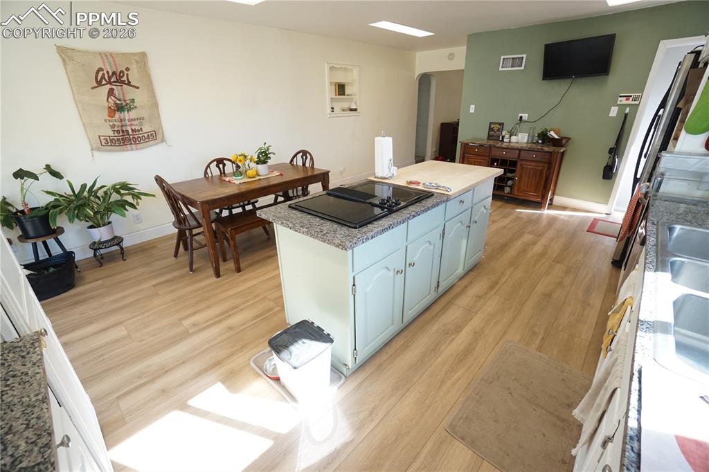 Image 20 of 40: Kitchen