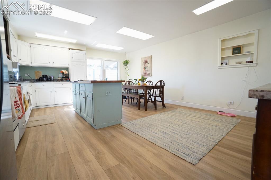 Image 21 of 40: Kitchen