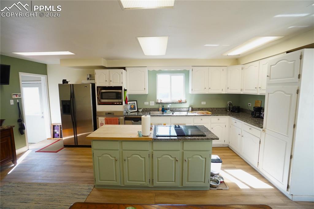 Image 22 of 40: Kitchen