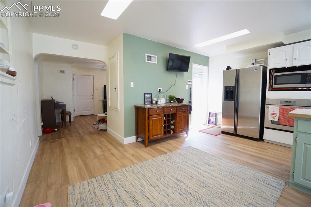 Image 23 of 40: Kitchen