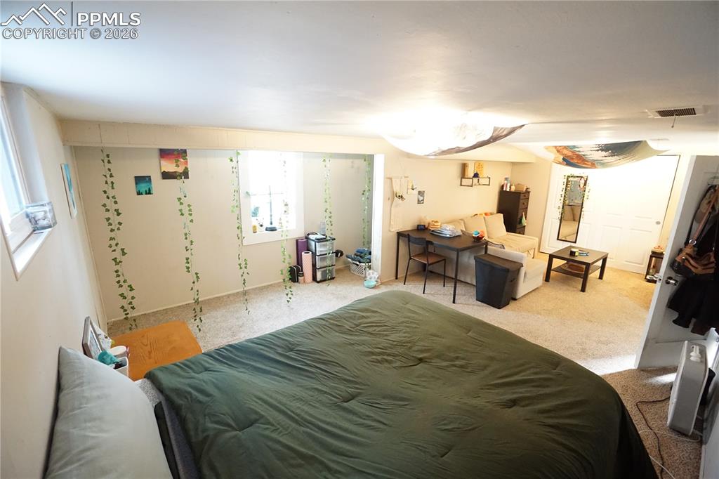 Image 33 of 40: Bedroom