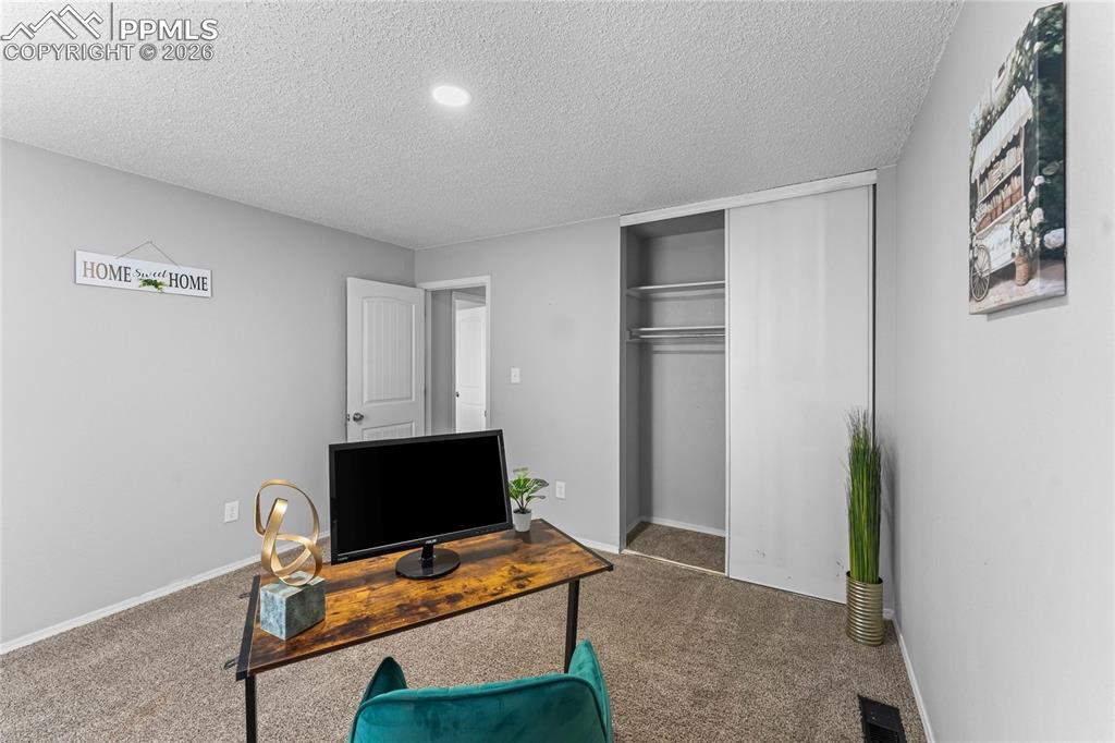 Image 17 of 32: Office