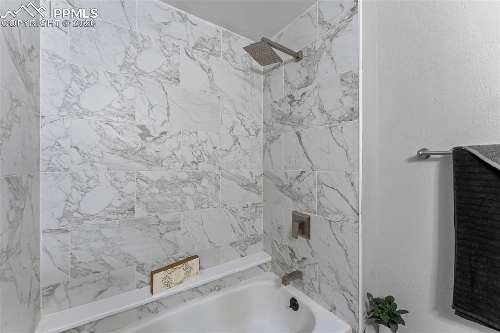 Image 19 of 32: Bathroom