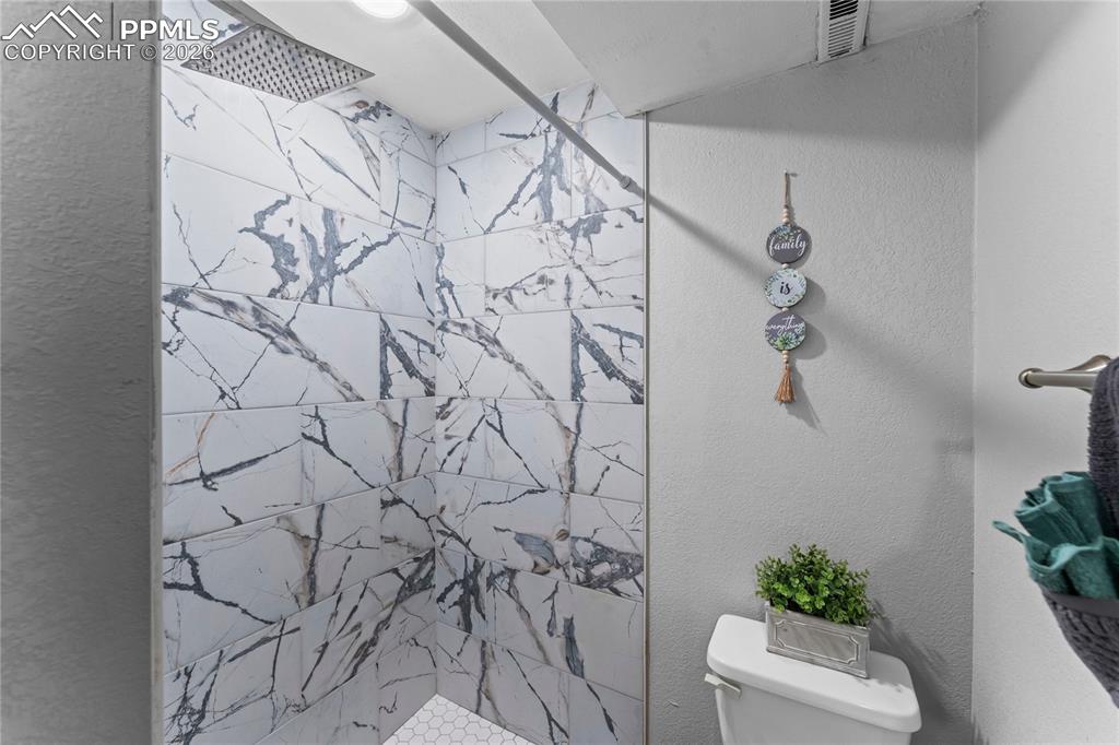 Image 25 of 32: Bathroom