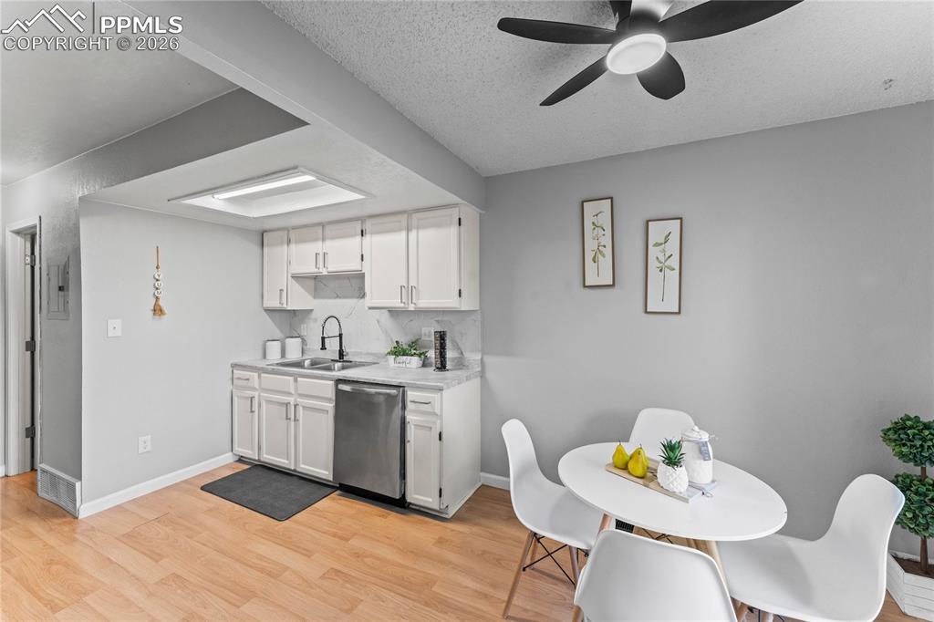 Image 5 of 32: Kitchen