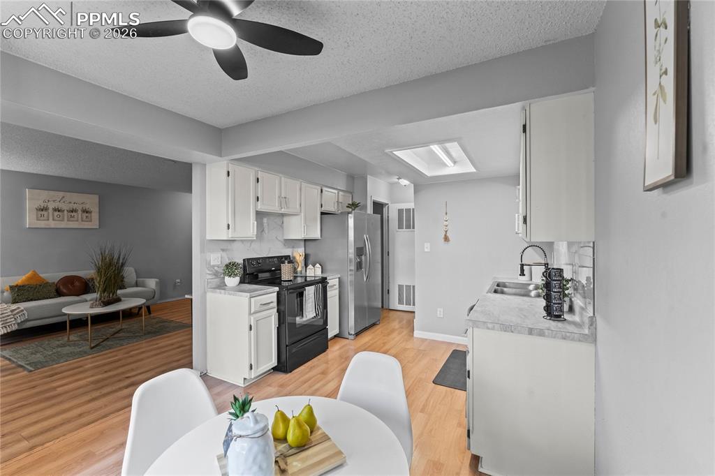 Image 6 of 32: Kitchen