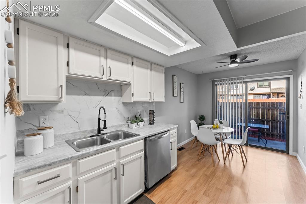 Image 7 of 32: Kitchen