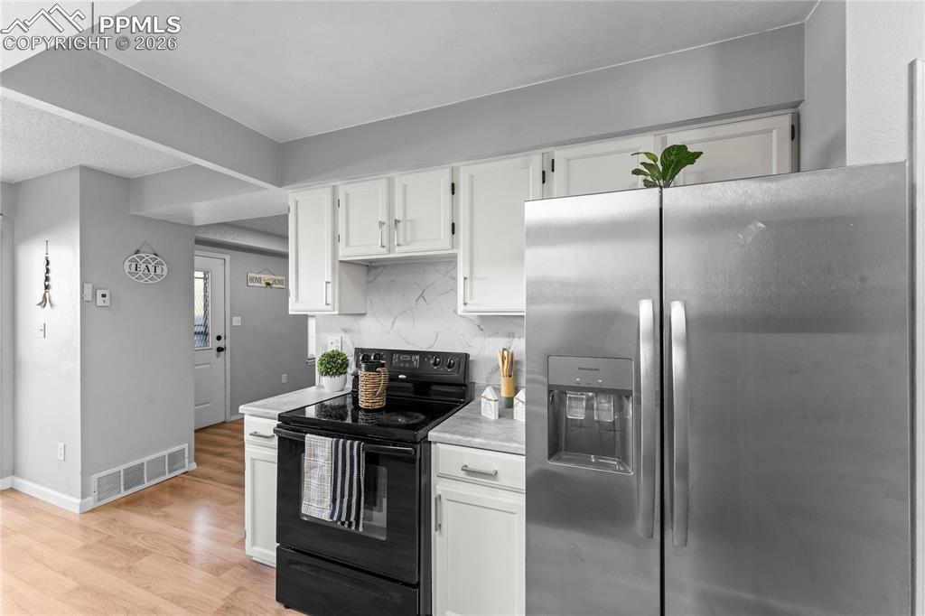 Image 8 of 32: Kitchen