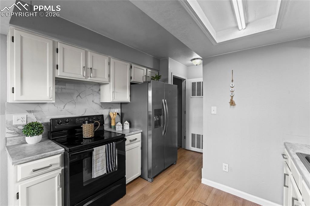 Image 9 of 32: Kitchen