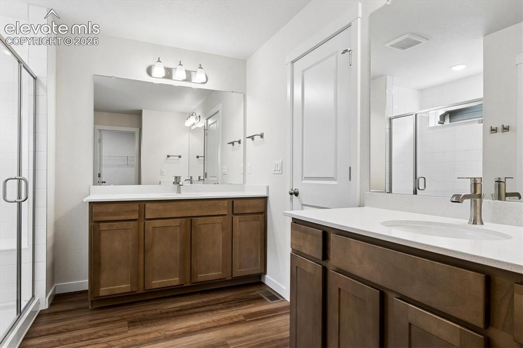 Image 10 of 20: Bathroom