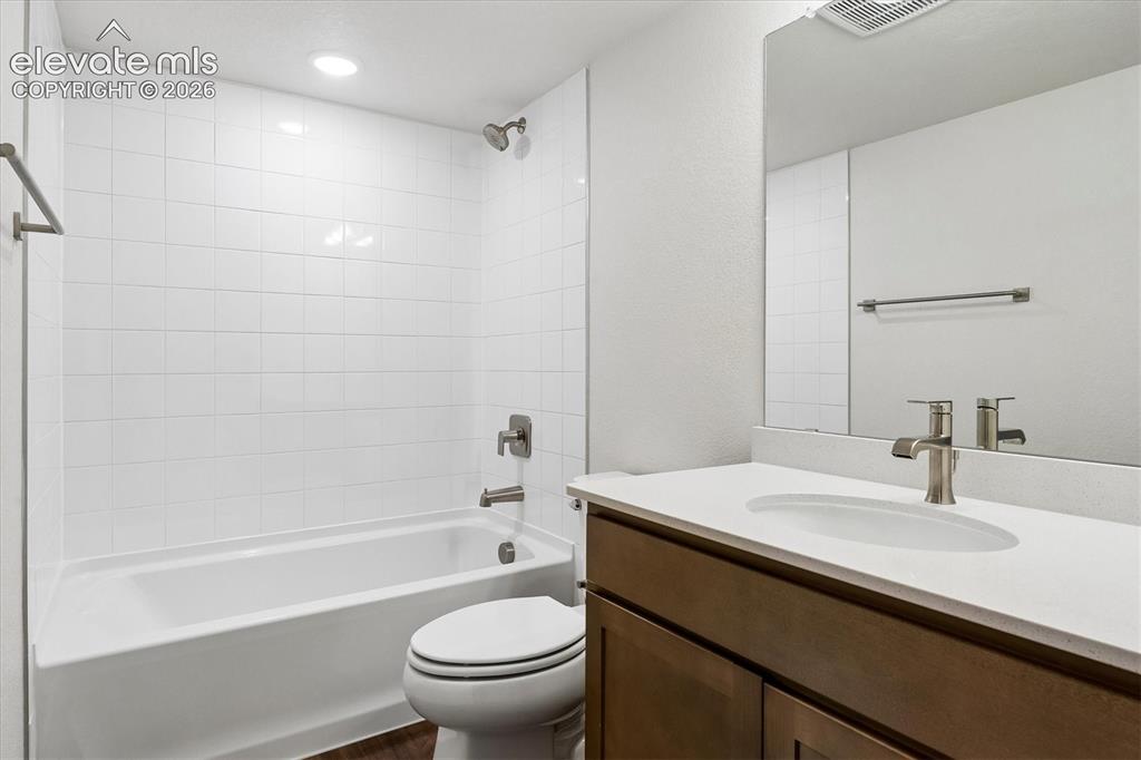 Image 16 of 20: Bathroom