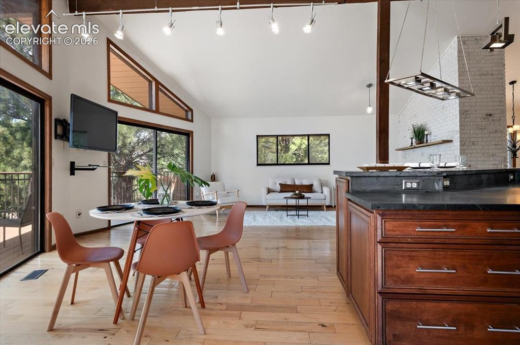 Image 11 of 46: Dining Area