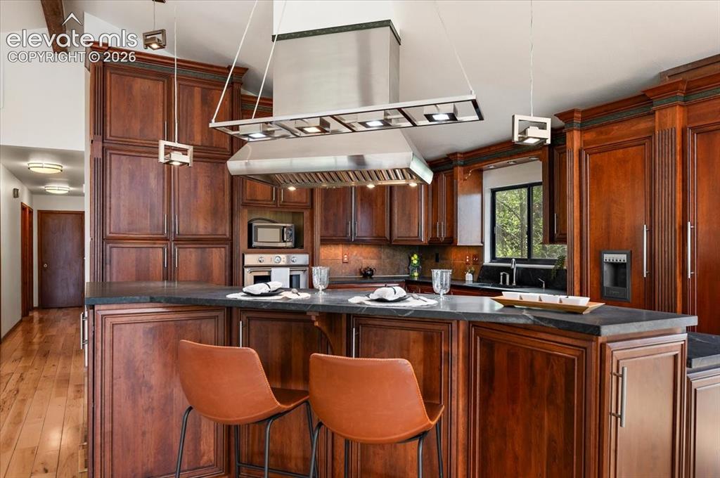 Image 14 of 46: Kitchen