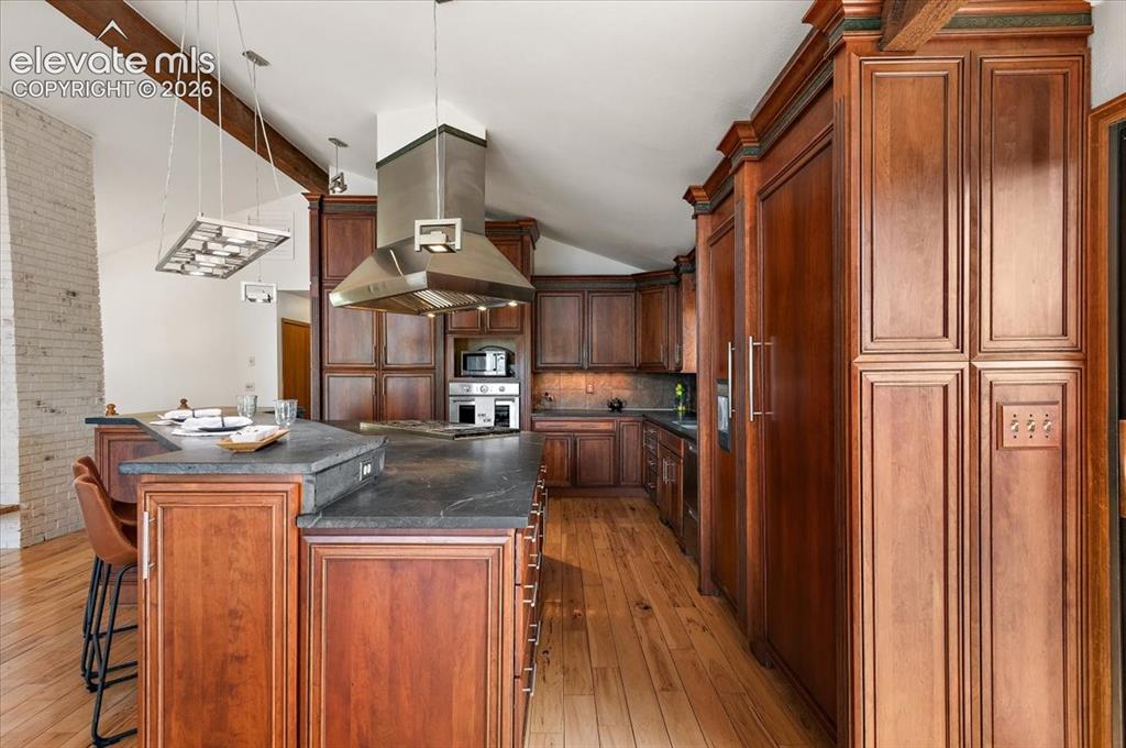 Image 15 of 46: Kitchen