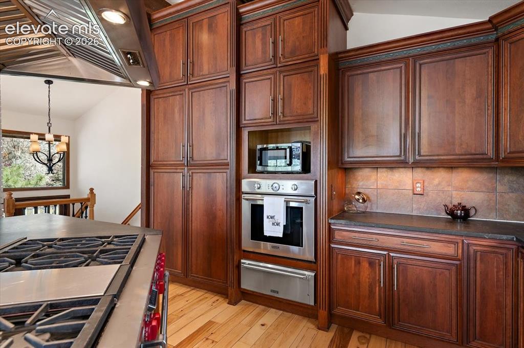 Image 16 of 46: Kitchen