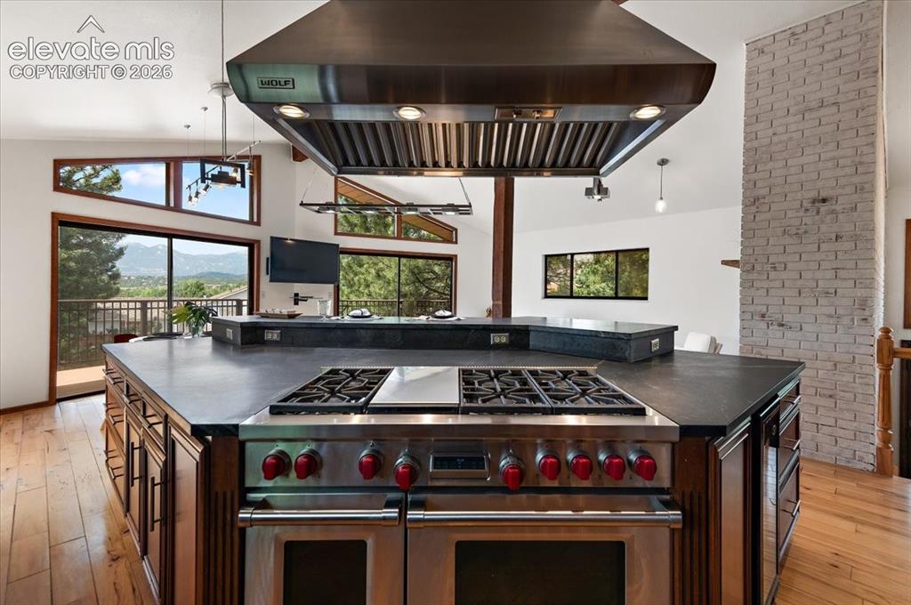 Image 17 of 46: Kitchen
