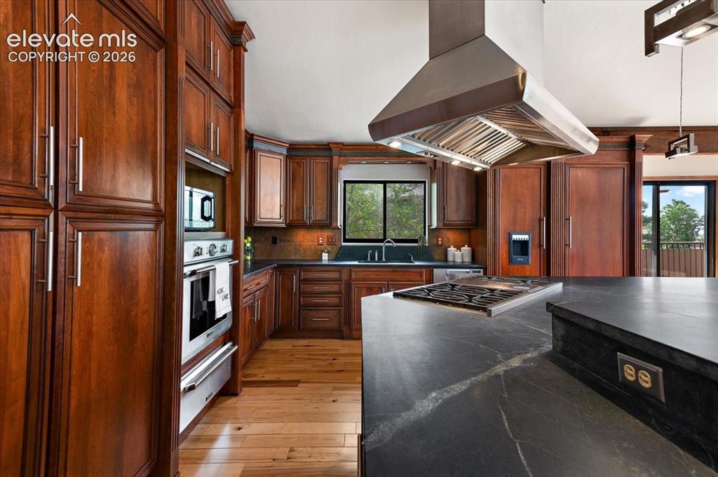 Image 18 of 46: Kitchen