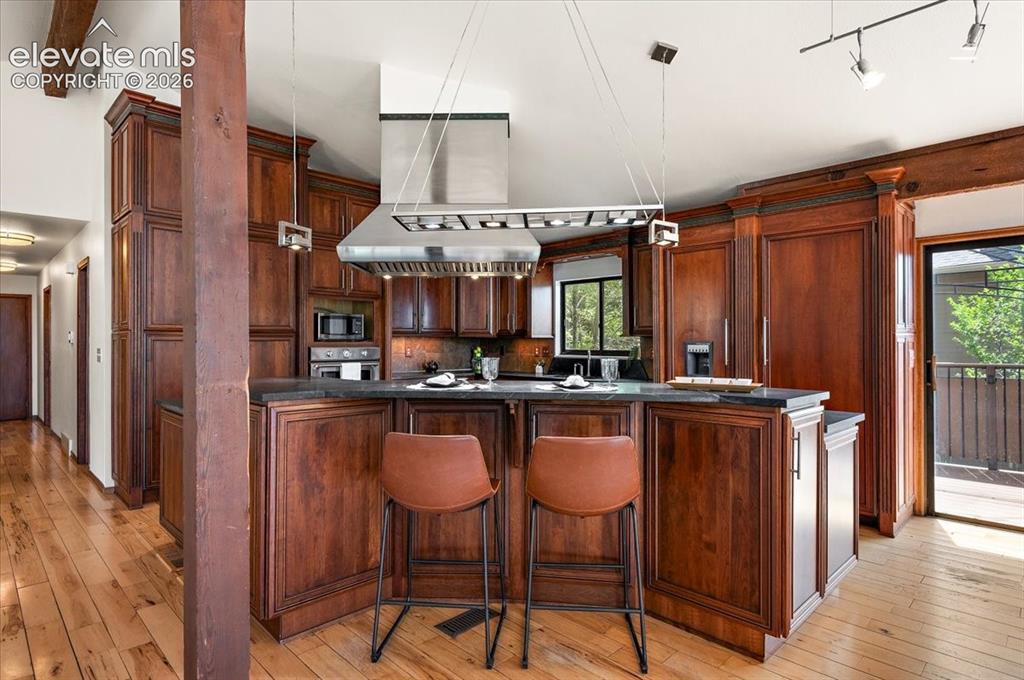Image 19 of 46: Kitchen