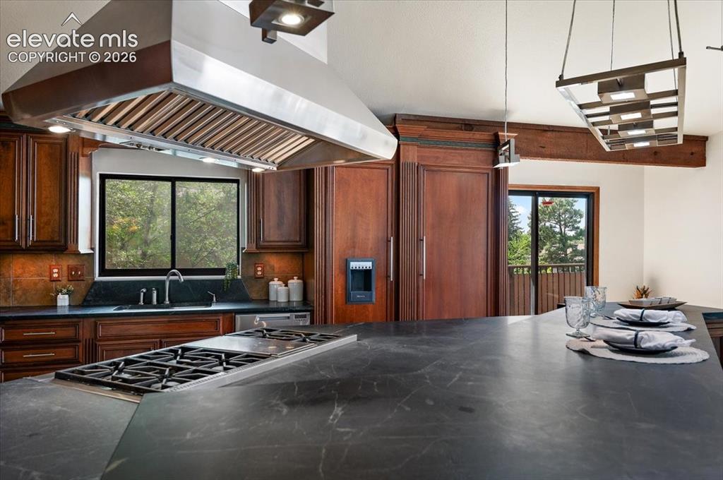 Image 20 of 46: Kitchen