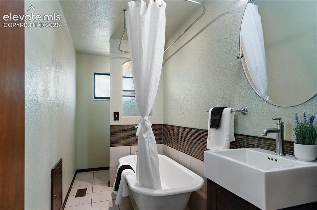Image 21 of 46: Bathroom