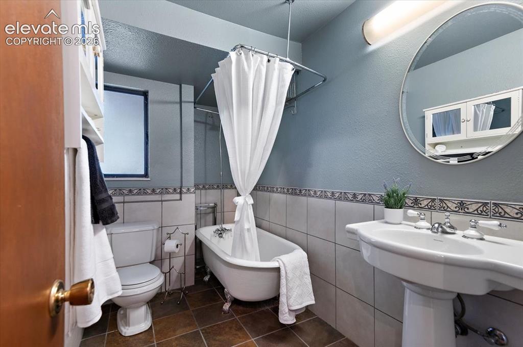 Image 34 of 46: Bathroom