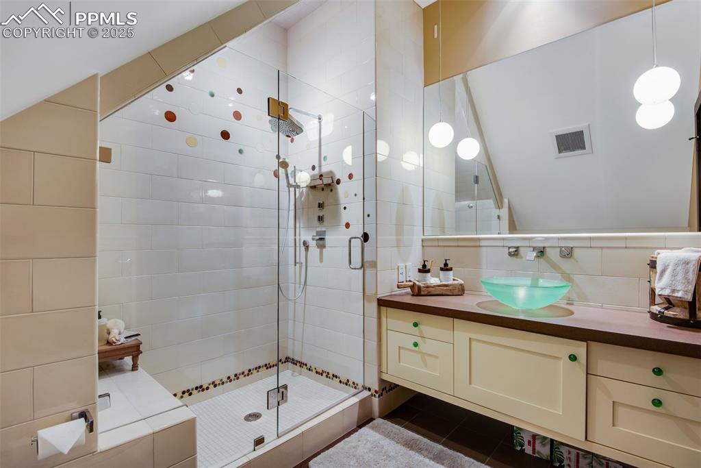 Image 24 of 38: Ensuite guest bathroom	