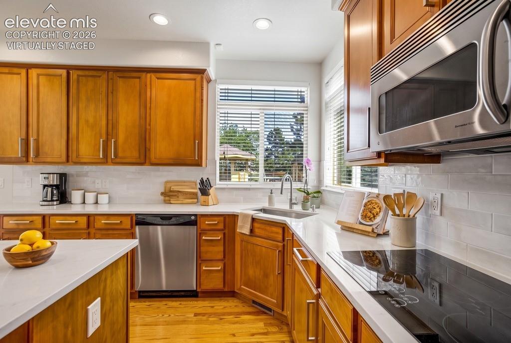 Image 12 of 50: Kitchen
