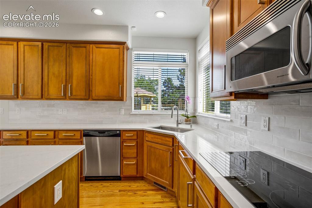 Image 13 of 50: Kitchen