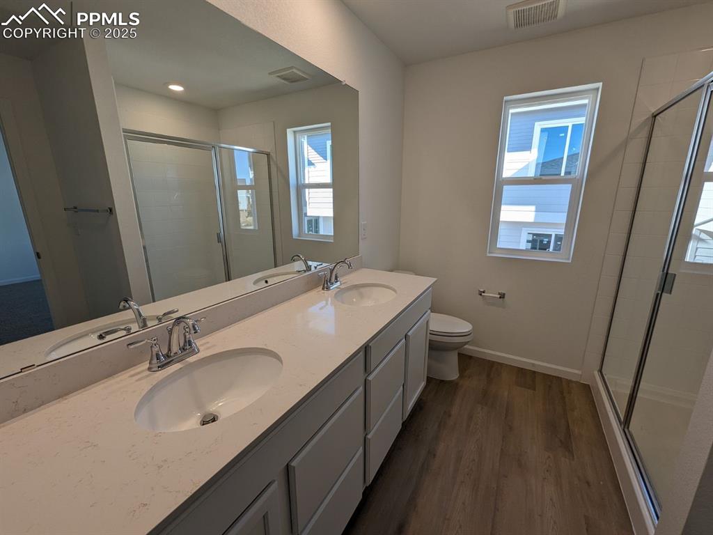 Image 10 of 12: Bathroom