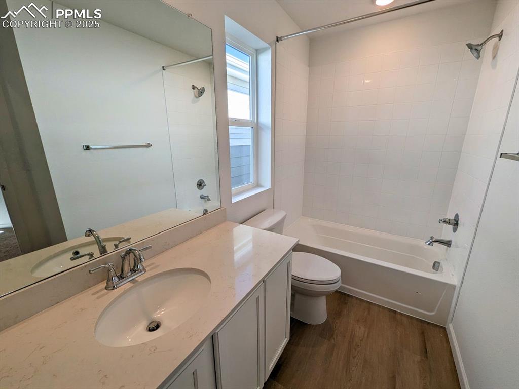 Image 8 of 12: Bathroom