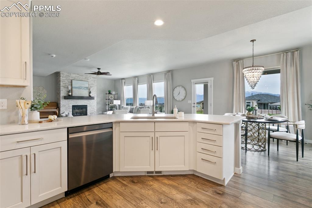 Image 10 of 50: Kitchen