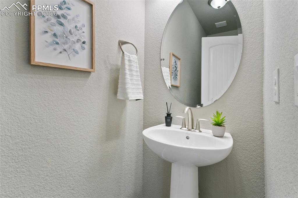 Image 15 of 50: Bathroom